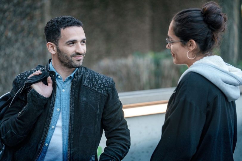 Taxifahrer Mo (Hassan Akkouch, l.) gibt Naima (Nilam Farooq) Halt und bringt sie auf andere Gedanken.