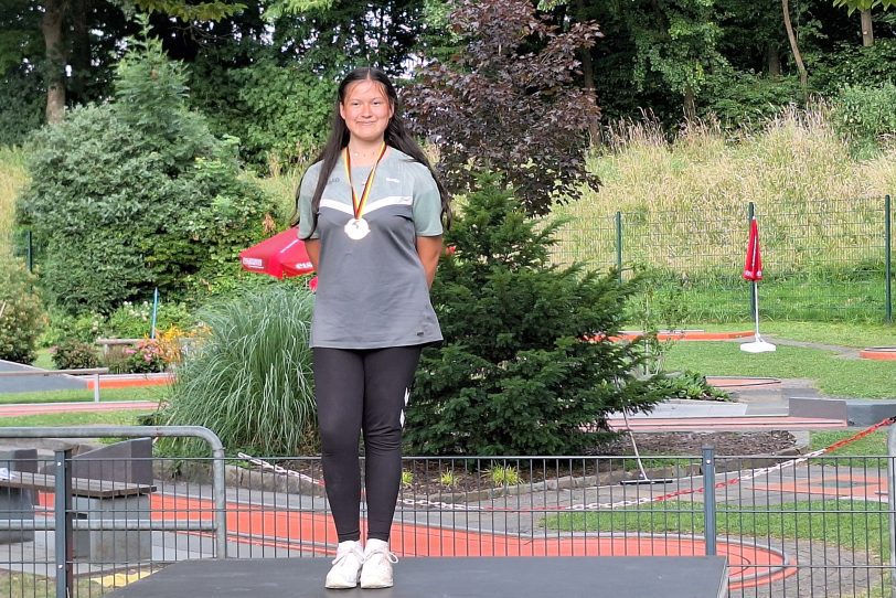 Minigolferin Sonja Knoll vom Minigolfclub Wanne-Eickel erspielte sich bei der Deutschen Jugendmeisterschaft 2025 einen Farbsatz an Medaillen.