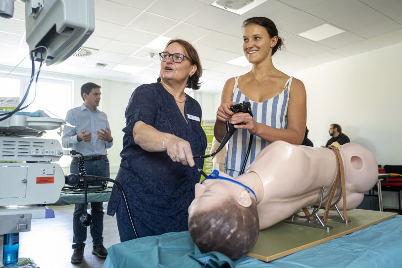 Campuseröffnung der St. Elisabeth-Gruppe an der Widumer Straße in Herne (NW), am Freitag (30.08.2019). Die St. Elisabeth Gruppe – Katholische Kliniken Rhein-Ruhr – investierte am Standort des früheren Marien-Hospitals in Börnig 16,5 Millionen Euro um dort die Aus- und Weiterbildung zu bündeln. In der Krankenpflegeschule wird die Ausbildungen in der Gesundheits- und (Kinder-) Krankenpflege, Altenpflege sowie Pflegeassistenz angeboten. Hinzu kommen die Hebammenschule und die Schule für Berufe im Operationsdienst. Darüber hinaus wird das Ausbildungsangebot um die Berufsbilder der Physio- und Ergotherapeuten sowie Logopäden ergänzt. Hinzu kommt ein umfassendes Weiterbildungsangebot.