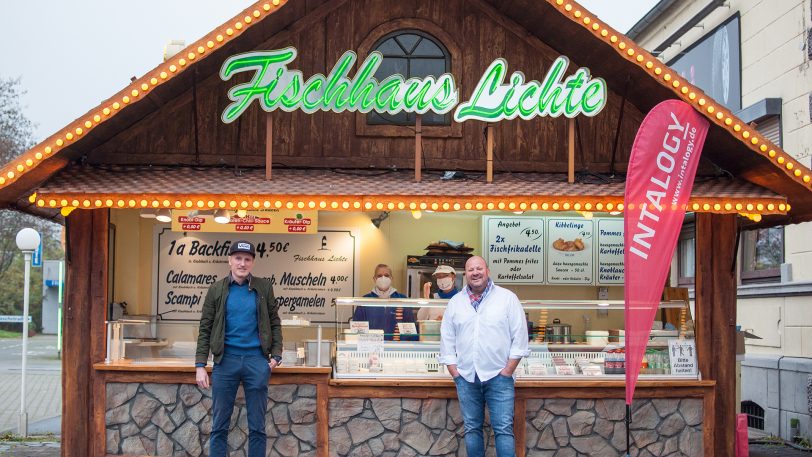 Nächster Teilnehmer vom Localstar ist das Fischhaus Lichte: (li.) Torsten Dolata, Geschäftsführer von Intalogy und Entwickler vom Localstar mit Timo Lichte vom Fischhaus.