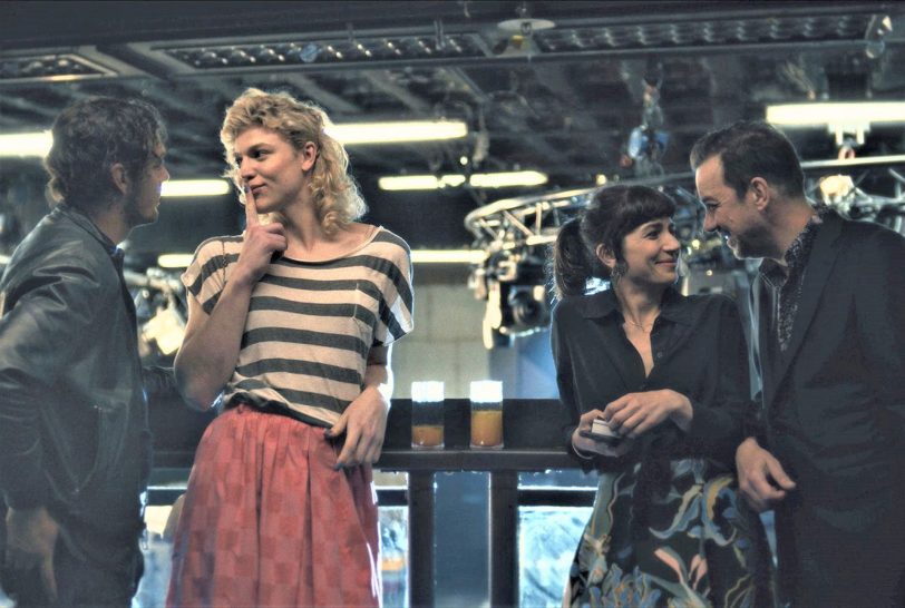 Im Club Midnite: Robert (Timocin Ziegler), Leni (Thea Ehre), Nicole (Ioana Iacob) und Victor (Michael Sideris) verstehen sich prächtig.