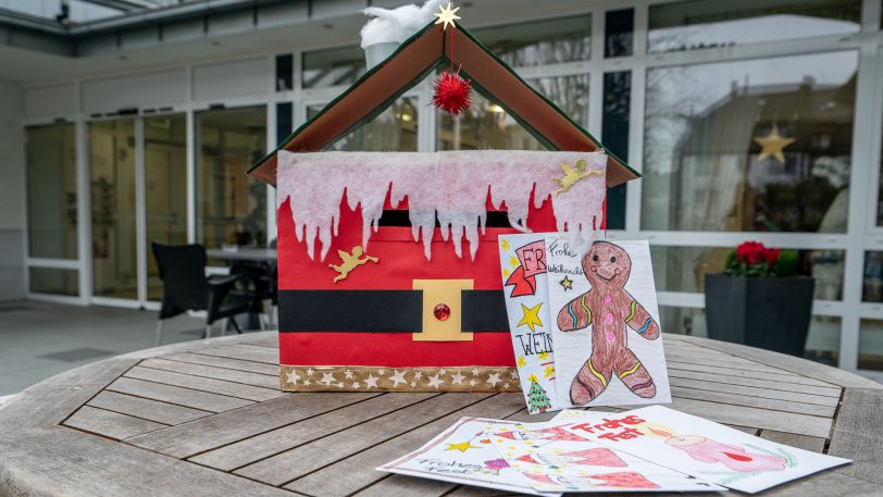 Die Postkarten mit selbstgemalten weihnachtlichen Motiven wurden im Seniorenzentrum überreicht.