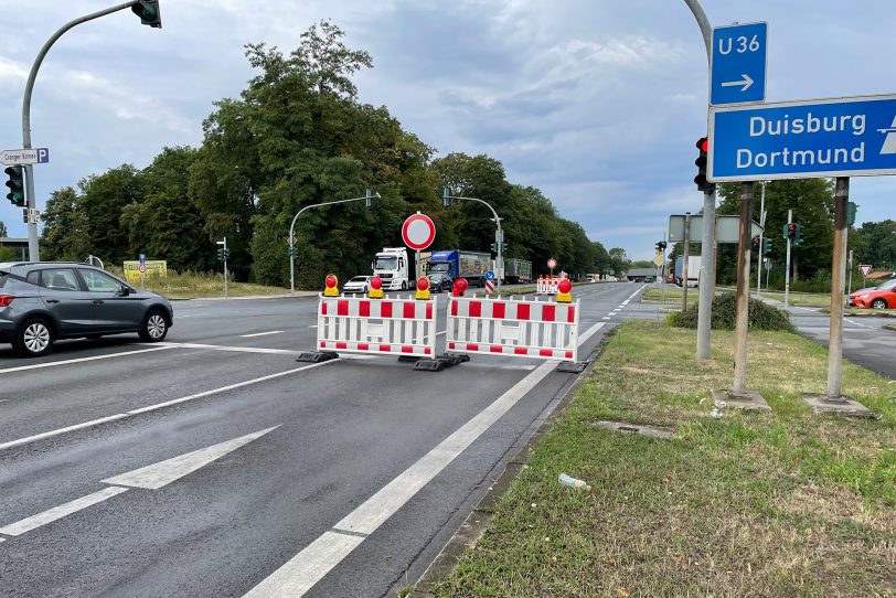 Seit Freitagmorgen (29.7.2022) stehen die Absperrungen auf der Dorstener Straße auf Höhe der Auffahrt zur A42 in Richtung Cranger Kirmes.