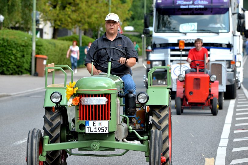 Kirmesoldtimer fahren von Bochum zum Cranger Kirmesplatz