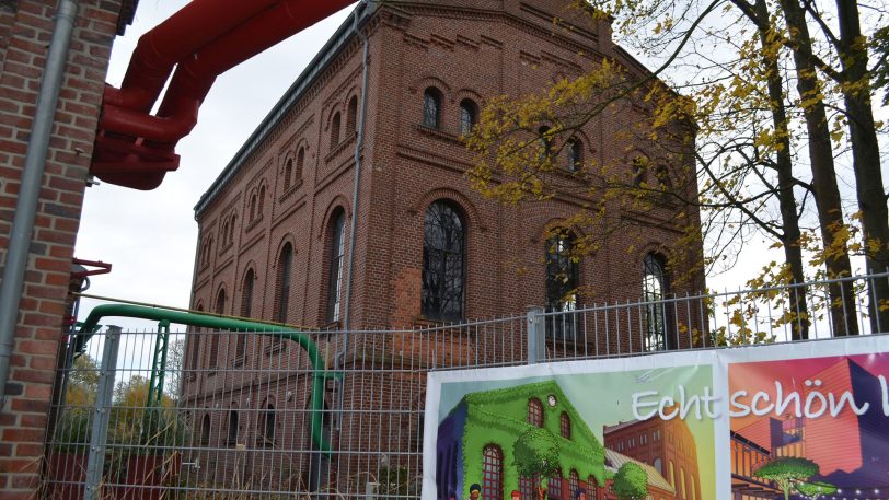 Im Maschinenhaus hinter dem als Künstlerateliers und Ausstellungen genutzten Kauengebäude der Künstlerzeche Unser Fritz 2/3 startet die „Bühne Unser Fritz“ mit ihrer ersten Produktion.