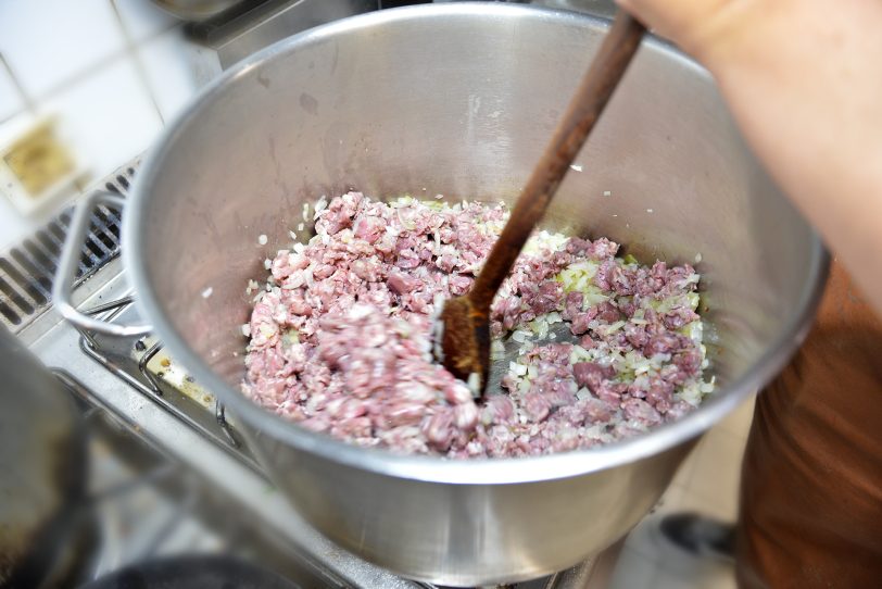 Sardischer Abend im Ollis: Francesca Eichler bereitet in der Küche von Ollis Restaurant die Salsiccia-Safran-Tomatensauce für die Sardische Pasta vor.