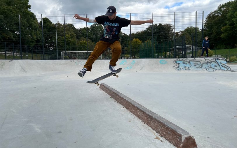 Der neue Skatepark am Heisterkamp wurde am Freitag (4.10.2024) eröffnet. Er befindet sich direkt neben dem FunPark Eickel mit den Minigolfanlagen und dem Kleinspielfeld. Im Bild Pascal Stepien.