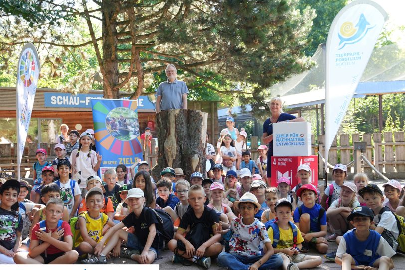 Anja Kenkmann von der Sparkasse Bochum und Zoodirektor Ralf Slabik begrüßen die Erstklässler der Leither Grundschule im Tierpark Bochum.