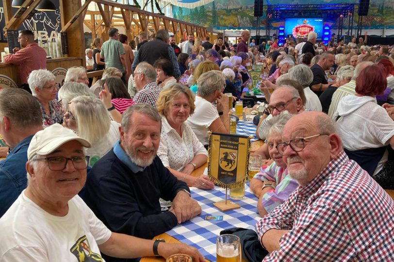 Heimatkundler am Ehrenamtstisch im Cranger Festzelt 2025.