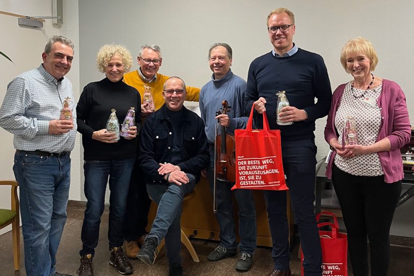 Der SPD Ortsverein Herne Stamm besuchte mit Musikern der Musikschule am Nikolaustag 2024 das Eva-von-Tiele-Winckler-Haus v.l. Peter Bornfelder, Gaby und Lothar Przybyl, Gerald Gatawis, Martin Rübenstahl-Schmidt, Hendrik Bollmann, Ulla Schmidt.