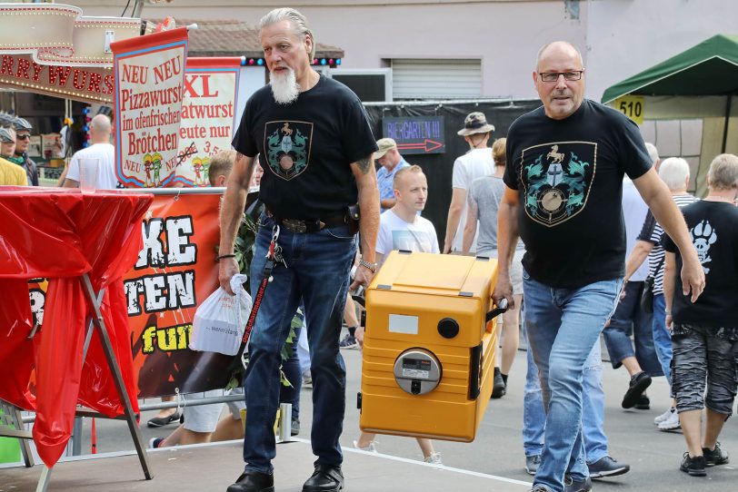 Gerd Herzog und Jörg Menne - schleppen die Versorgungskitsten ran.