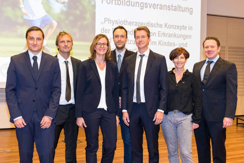 Priv.-Doz. Dr. Sebastian Rütten (3. v. r.), Dr. Oliver Meyer (l.), Dr. Rico Listringhaus (2. v. l.), Petros Petridis (m.), Maren Dietrich (3. v. l.), Alexander Kröplin (r.) und Physiotherapeutin Christiane Schöniger (2.v.r.).