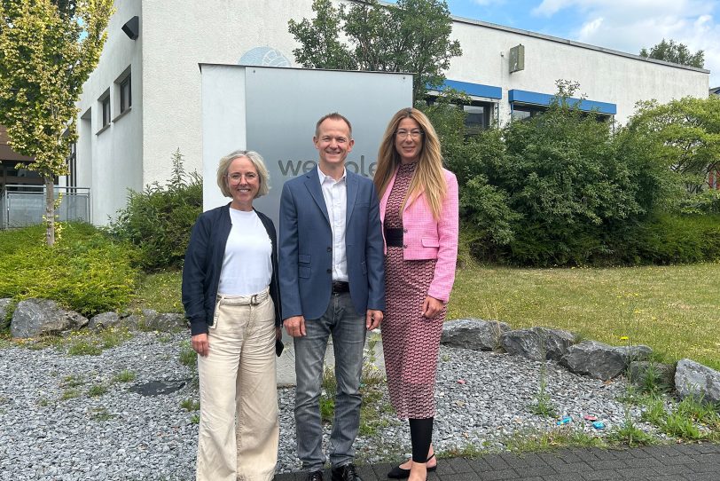 Freuen sich über die Unterstützung von Arnd Lattenkamp (Mitte): Anne Krüger (l.) und Stephanie Jordan (r.)