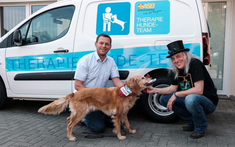 v.l. Tobias Ahrens, Hund Mabel, Graf Hotte.