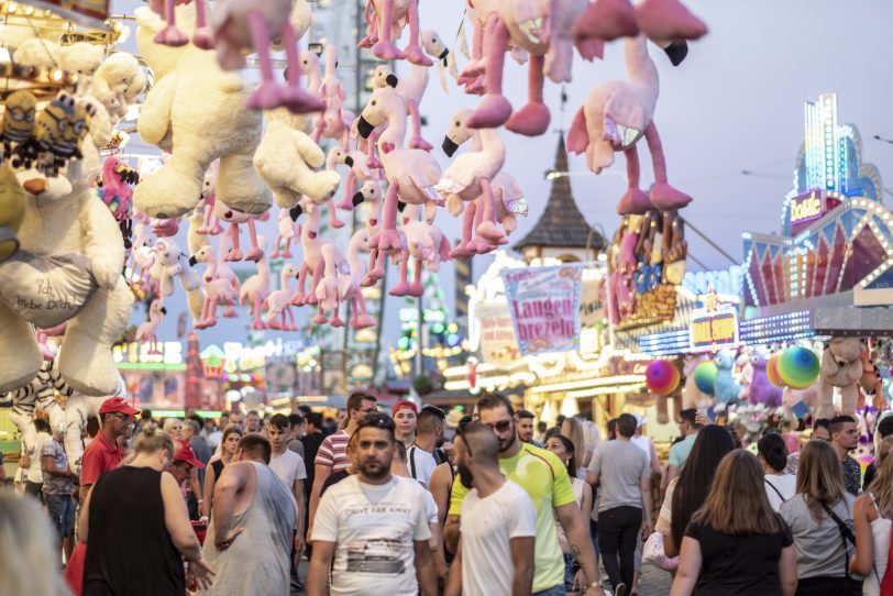 Alles blinkt und alles dreht sich - sehr zur Freude der Kirmes-Fans.