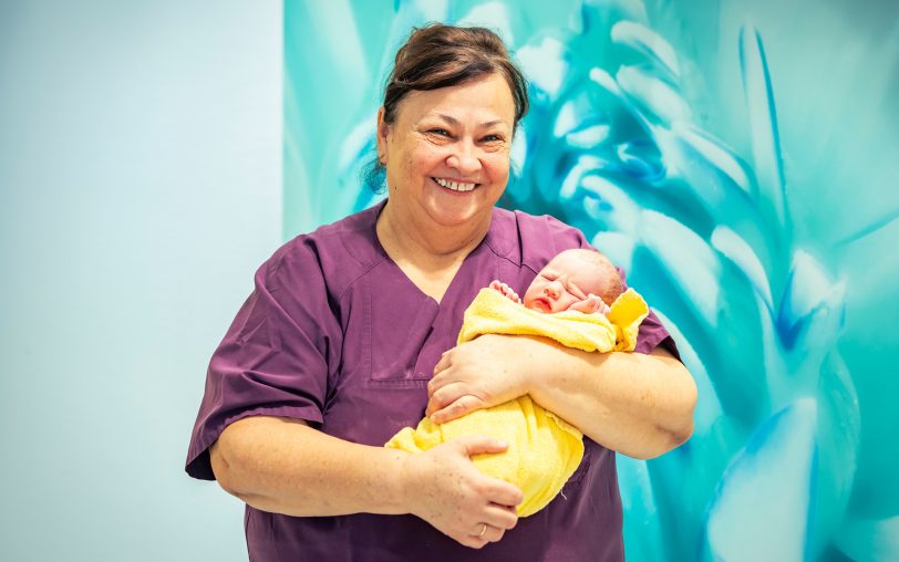 Hebamme Therese Pyka mit Ida Lanfermann, einem der ersten Babys des Jahres 2025 im St. Anna Hospital Herne.