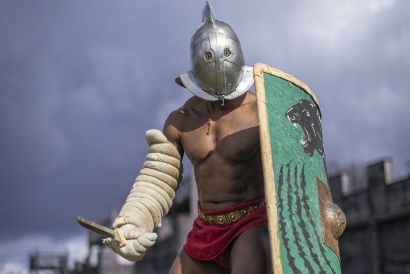 Gladiator Youl Samaré: Zur Ausstattung gehören ein spezieller Helm, ein Schild, ein gepolsterter Hand- und Armschutz, eine Beinschiene sowie ein Lendenschutz und natürlich die Waffe.