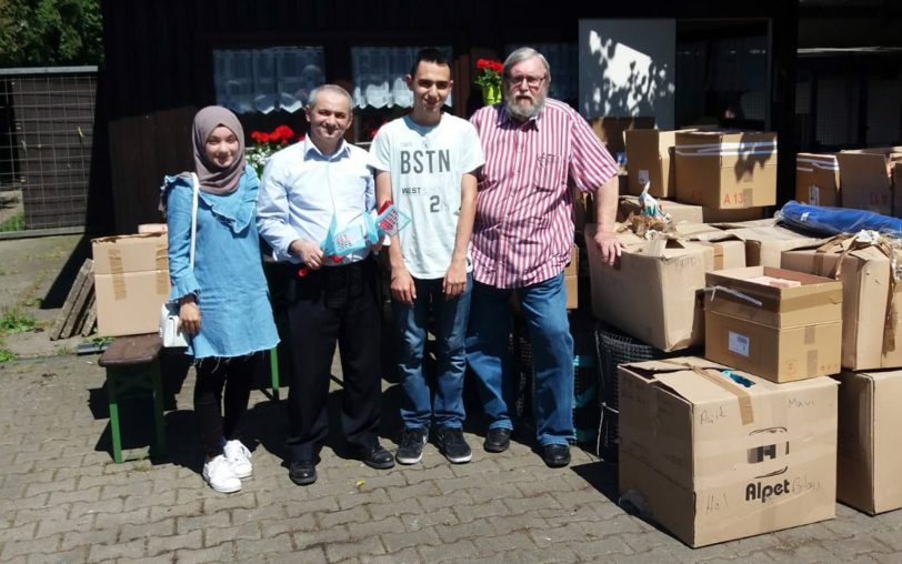 Tuncay Nazik (2.v.l.), Fritz Pascher (r.) und zwei Mitglieder der Islamischen Gemeinde Röhlinghausen.