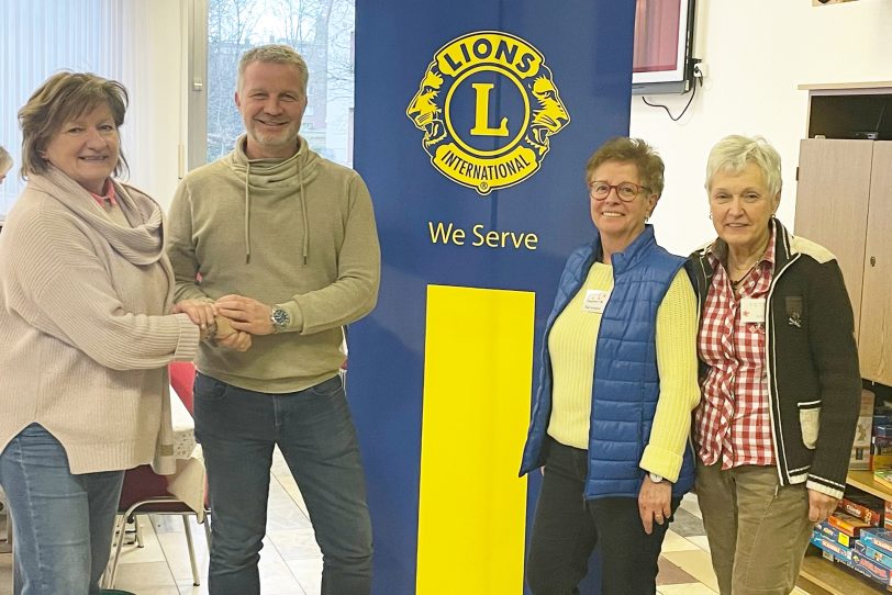 Lions-Präsident Stefan Herrmann (2.v.l.) übergab die 3.000 Euro in der Wanner Oase an (v.li.) Gisela Budde-Viets, Rosemarie Salzmann und Petra Braun.