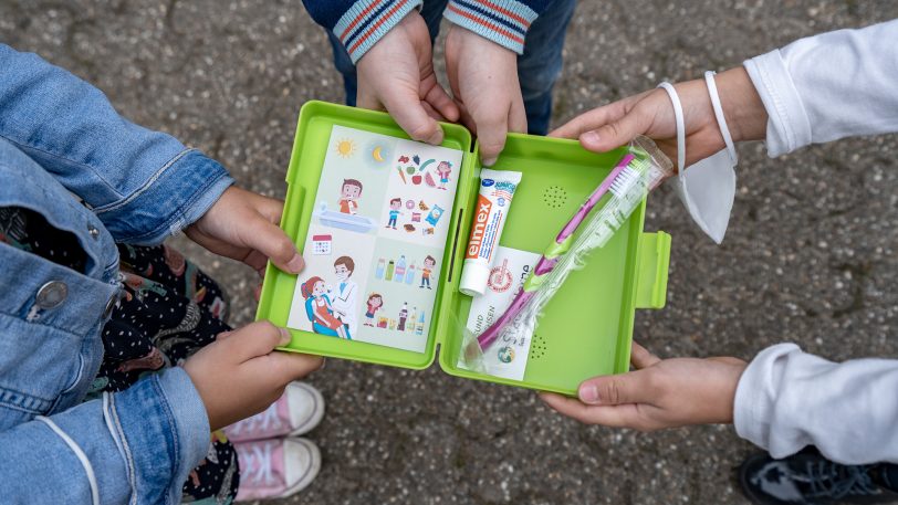 Blick in die Butterbrotdose, die es von Entsorgung Herne für 1.600 Erstklässler gab: Neben einer Zahnbürste gibt es auch Zahnpasta und eine Postkarte.