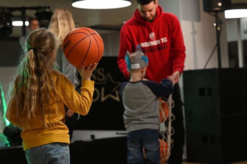 Kleine Übungseinheit für die anwesenden Kids.