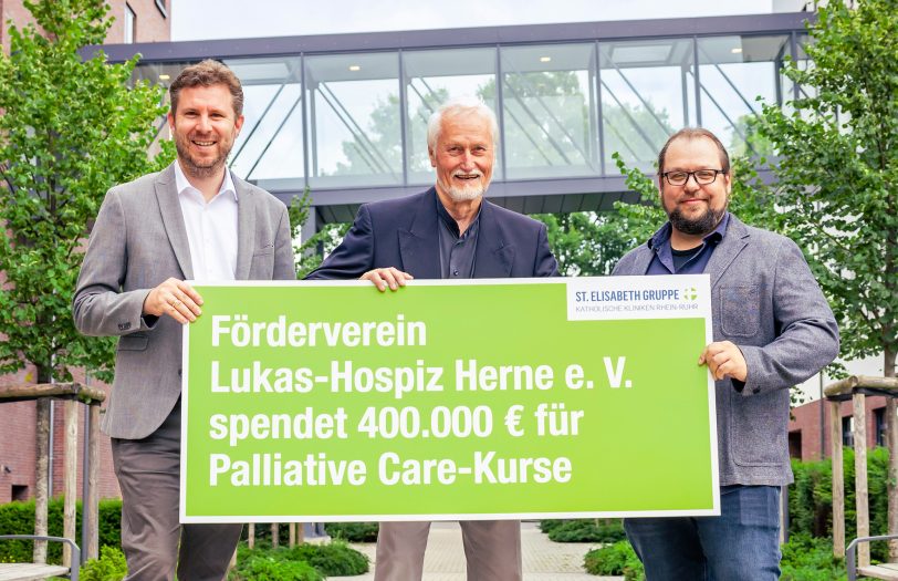 Sebastian Schulz (links), Mitglied der Geschäftsleitung der St. Elisabeth Gruppe – Katholische Kliniken Rhein-Ruhr, Dr. Rolf Lücke (2. v. l.), Vorsitzender des Förderverein Lukas-Hospiz Herne e. V. und Daniel Donner (3. v. l.), Leitung des Bildungswerk / Bildungszentrum Ruhr