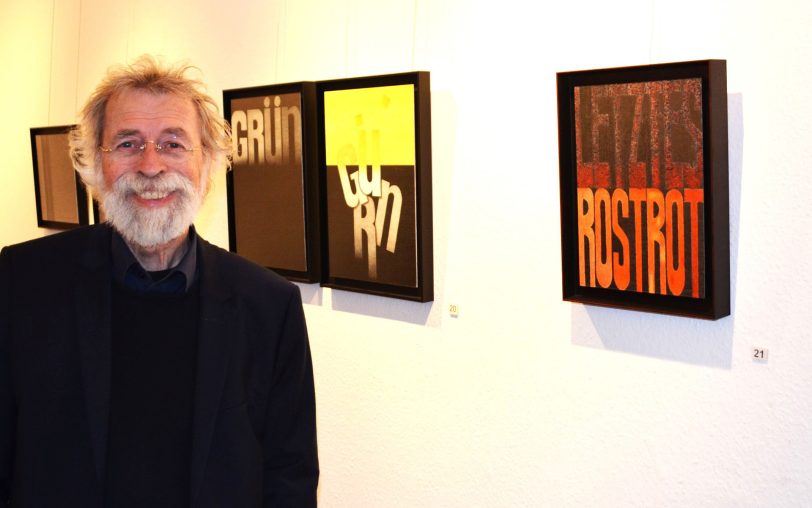 Werner Block vor seinen filigranen Bleistift-Zeichnungen „Virtuelles Grün“, „Fallendes Grün“ und „Letztes Rostrot“.