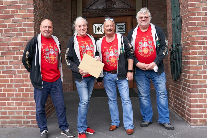 Die Mondritter haben im Rathaus ein Bürgerbegehren abgegeben. v.l. Jörg Menne, Horst Schröder, Volker Lange und Reinhold Frank.