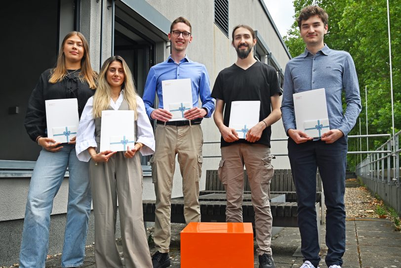 Haben ihre Ausbildung an der FH Dortmund erfolgreich abgeschossen (von links): Paulin Schönborn, Hediye Yanik, Johann Wienand, Manuel Treder, Max Steinman und Björn Bravin (nicht auf dem Foto).