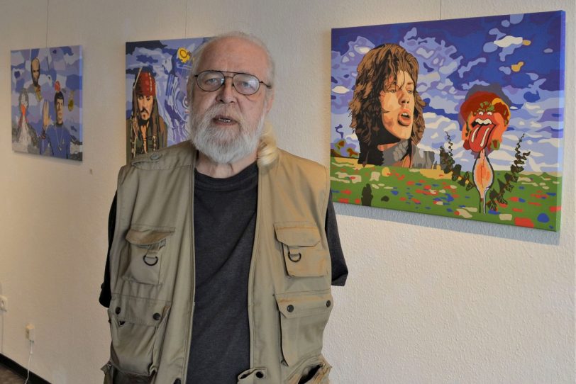 Helmut Kottkamp vor seinen mittelgroßen Acrylzeichnungen Spock, Jonny Depp und Mick Jagger.