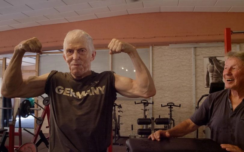 Mucki-Männer noch im hohen Alter: Bernd Fleig (li.) und Mario Sabatini im Freiburger Studio Fitness California.