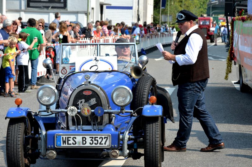Kirmesoldtimer fahren von Bochum zum Cranger Kirmesplatz