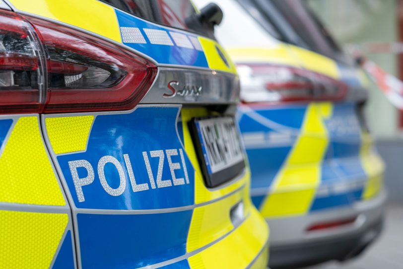 Kinder werfen Steine auf die Autobahn (Symbolfoto).