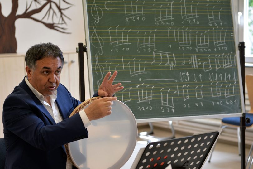 Haydar Yakit begleitet die Lesung.