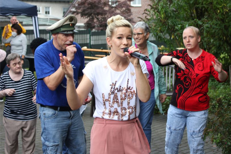 Angelique Sendzik sorgte für Stimmung beim Sommerfest der Lebenshilfe.