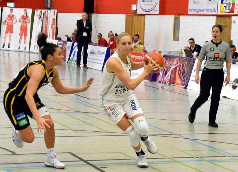 1. Basketball-Bundesliga-Damen: HTC - TV Saarlouis. Am Ball Emina Karic.