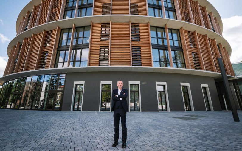 Nach sechsjähriger Bauzeit ist es endlich soweit: das Bettenhaus der Waldklinik Eisenberg setzt neue Maßstäbe im Gesundheitswesen.
