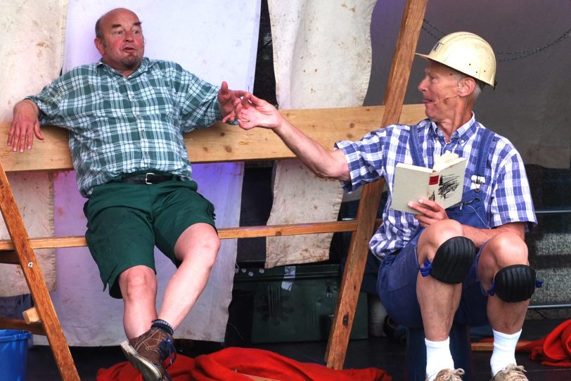 Das Wetter spielte nicht mit bei der ersten OpenAir-Veranstaltungen vor den Flottmannhallen nach der coronabedingten Schließung. im Bild:  Das Kindertheater Pappmobil mit dem Stück Drachen auf Baustelle Süd.