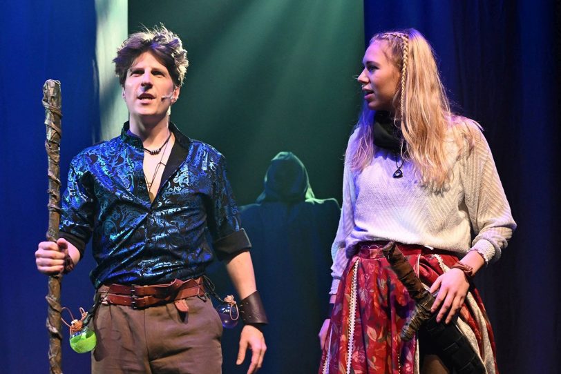 „Little John“ (Alexander Maria Wolff) kümmert sich um die Adlige Marian (Nele Reins), die beim Kampf mit dem Schwarzen Ritter verletzt wird.