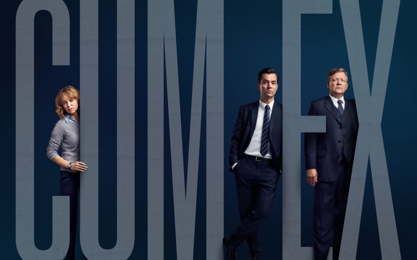 In der fiktiven ZDF-Serie „Die Affäre Cum-Ex“, im Bild (v.l.) Lena Birkwald (Lisa Wagner), Sven Lebert (Nils Strunk) und Bernd Hausner (Justus von Dohnányi), spielt Lina Beckmann eine so fulminante wie preiswürdige Episodenrolle.