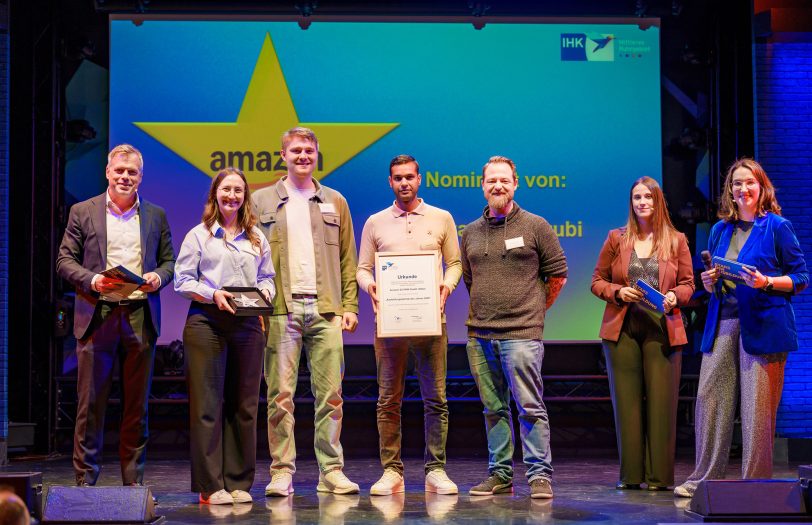 Die Amazon SZ NRW GmbH aus Witten wurde als „Ausbildungsbetrieb des Jahres 2025“ von IHK-Präsidenten Philipp Böhme (l.) mit einem Stern ausgezeichnet.