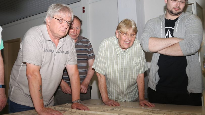 Fast sein zweites Zuhause: Gerd Biedermann (li.) beim Treffpunkt Stadtarchiv im Mai 2018.