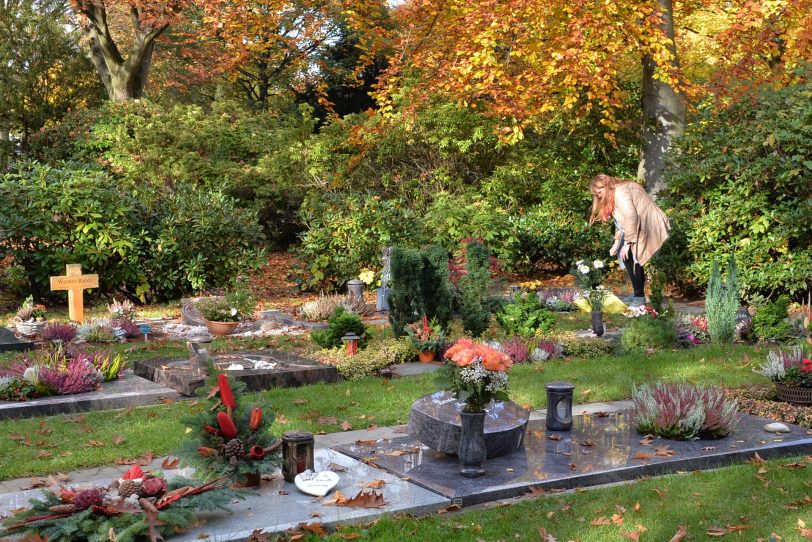 Grabschmuck auf dem Friedhof in Holsterhausen.