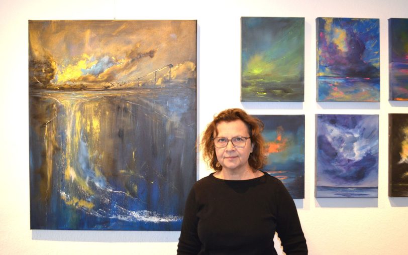Sophia Kühn präsentiert in der Ausstellung „mehr als Meer“ erstmals ihr Gemälde „Nightglow“, das vom Herner Meer inspiriert worden ist.
