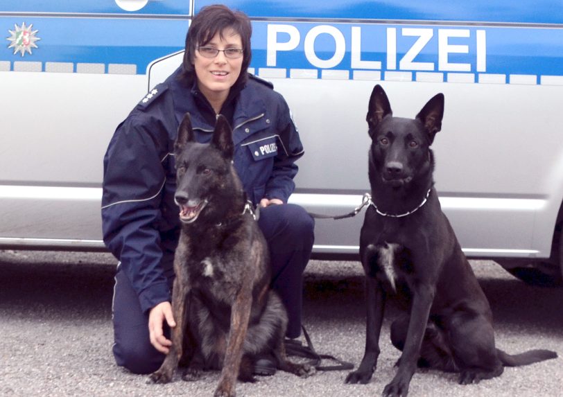 Sandra Trippe mit Shadow und Tacker (r.).