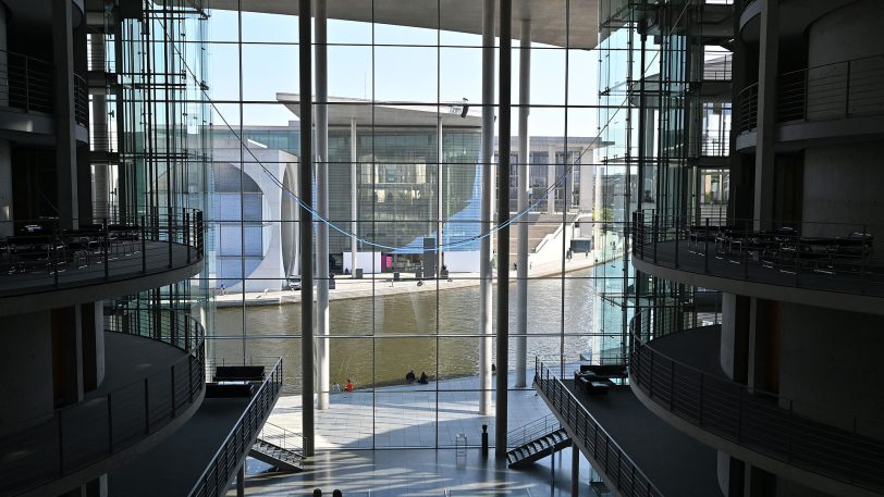 hallo-Fotograf Heinz-Jürgen Bourichter wurde durch das Paul-Löbe-Haus, das Marie-Elisabeth Lüders Haus und den Reichstag in Berlin geführt. Allabendlich beginnt mit Einsetzen der Dunkelheit eine Film-, Licht- und Tonprojektion mit dem Titel „Dem deutschen Volke — Eine parlamentarische Spurensuche. Vom Reichstag zum Bundestag“.