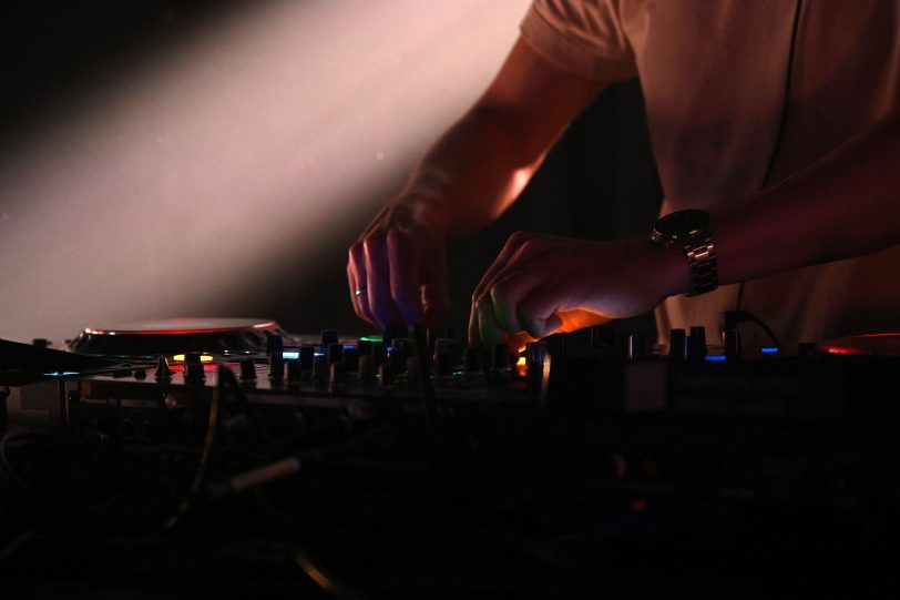 Ein DJ legt ein der Club-Halle auf.
