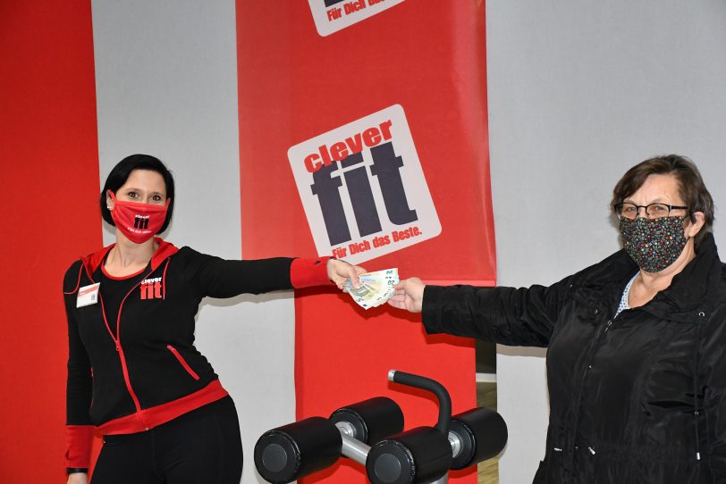 v.l. Ina Holzmann (Studioleiterin bei clever fit) überreicht das Geld an Brigitte Grüning vom Weißen Ring.