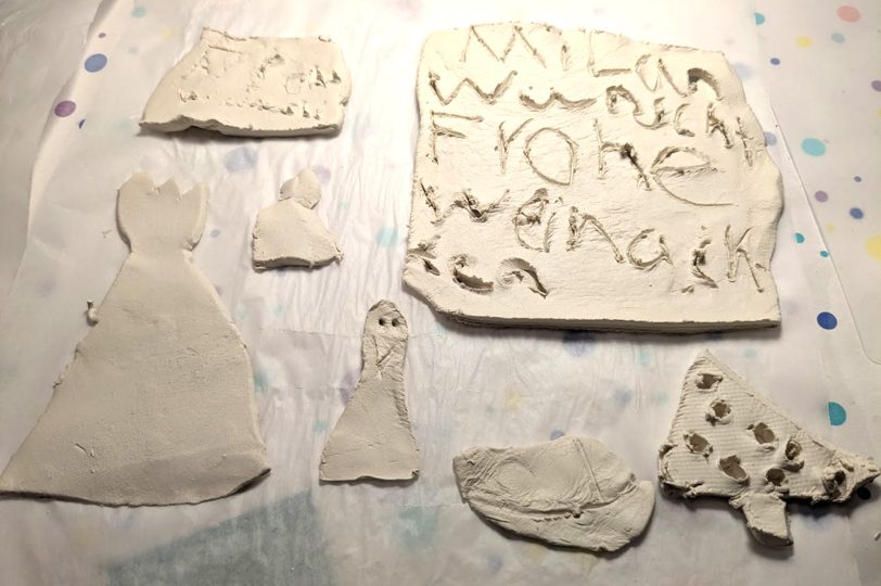 Zweitägiger Workshop in der Kreativwerkstatt &amp;amp;#039;Mondwerkstatt Wanne-Eickel&amp;amp;#039; von Inka Klein-Heidicker. Im Dezember 2025 erstellten elf Kinder im Alter von sieben bis elf Jahren ein Weihnachtsgeschenk: Eine Krippe aus Holz und einer Modelliermasse.