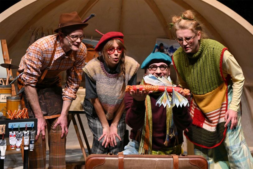 Rodolfo (Mark Plewe, 2.v.r.) stellt seinen Freunden Kalle (Vincent Bermel), Fedora (Kirsten Engelmann) und Gwendolin (Anne Noack) seinen Schmetterling vor.